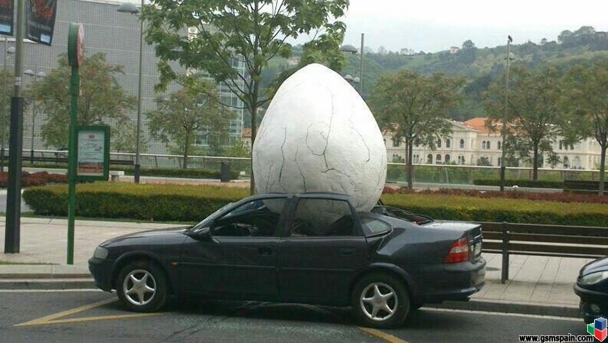 Cae un huevo gigante encima de un coche en Bilbao